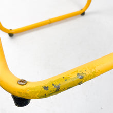 Cargar imagen en el visor de la galería, Silla 085 de Federico Giner con reposabrazos. Amarilla