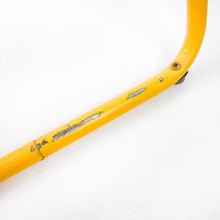 Cargar imagen en el visor de la galería, Silla 085 de Federico Giner con reposabrazos. Amarilla