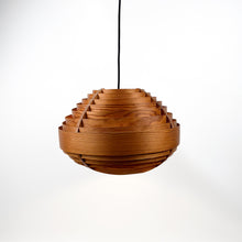 Charger l'image dans la galerie, Plafonnier en bois de pin de style Hans Agne Jakobsson, années 1970
