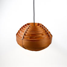 Charger l'image dans la galerie, Plafonnier en bois de pin de style Hans Agne Jakobsson, années 1970