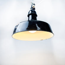 Laden Sie das Bild in den Galerie-Viewer, EGSA Industrie-Deckenleuchte aus emailliertem Metall, 1950er Jahre