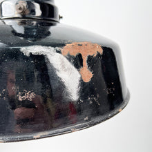 Laden Sie das Bild in den Galerie-Viewer, EGSA Industrie-Deckenleuchte aus emailliertem Metall, 1950er Jahre