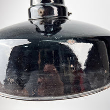 Laden Sie das Bild in den Galerie-Viewer, EGSA Industrie-Deckenleuchte aus emailliertem Metall, 1950er Jahre