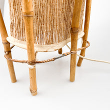 Laden Sie das Bild in den Galerie-Viewer, Lámpara de sobremesa Bambú y tela, estilo diseño de Louis Sognot, 1970's