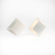 Cargar imagen en el visor de la galería, Pareja de apliques modelo Plaza fabricados por Lumiance, 1980's