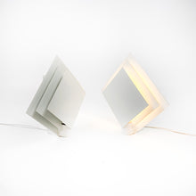 Cargar imagen en el visor de la galería, Pareja de apliques modelo Plaza fabricados por Lumiance, 1980's