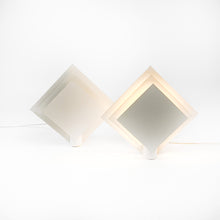 Cargar imagen en el visor de la galería, Pareja de apliques modelo Plaza fabricados por Lumiance, 1980's