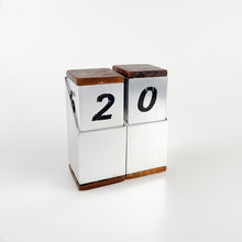Cargar imagen en el visor de la galería, Calendario perpetuo metálico, 1980's