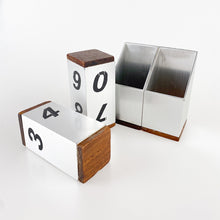 Cargar imagen en el visor de la galería, Calendario perpetuo metálico, 1980's