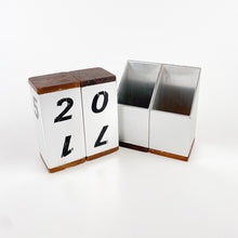 Cargar imagen en el visor de la galería, Calendario perpetuo metálico, 1980's