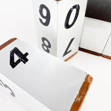 Cargar imagen en el visor de la galería, Calendario perpetuo metálico, 1980's