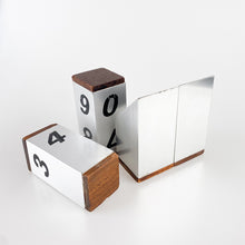 Cargar imagen en el visor de la galería, Calendario perpetuo metálico, 1980's