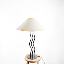 Laden Sie das Bild in den Galerie-Viewer, Postmoderne Tischlampe, 1980er Jahre