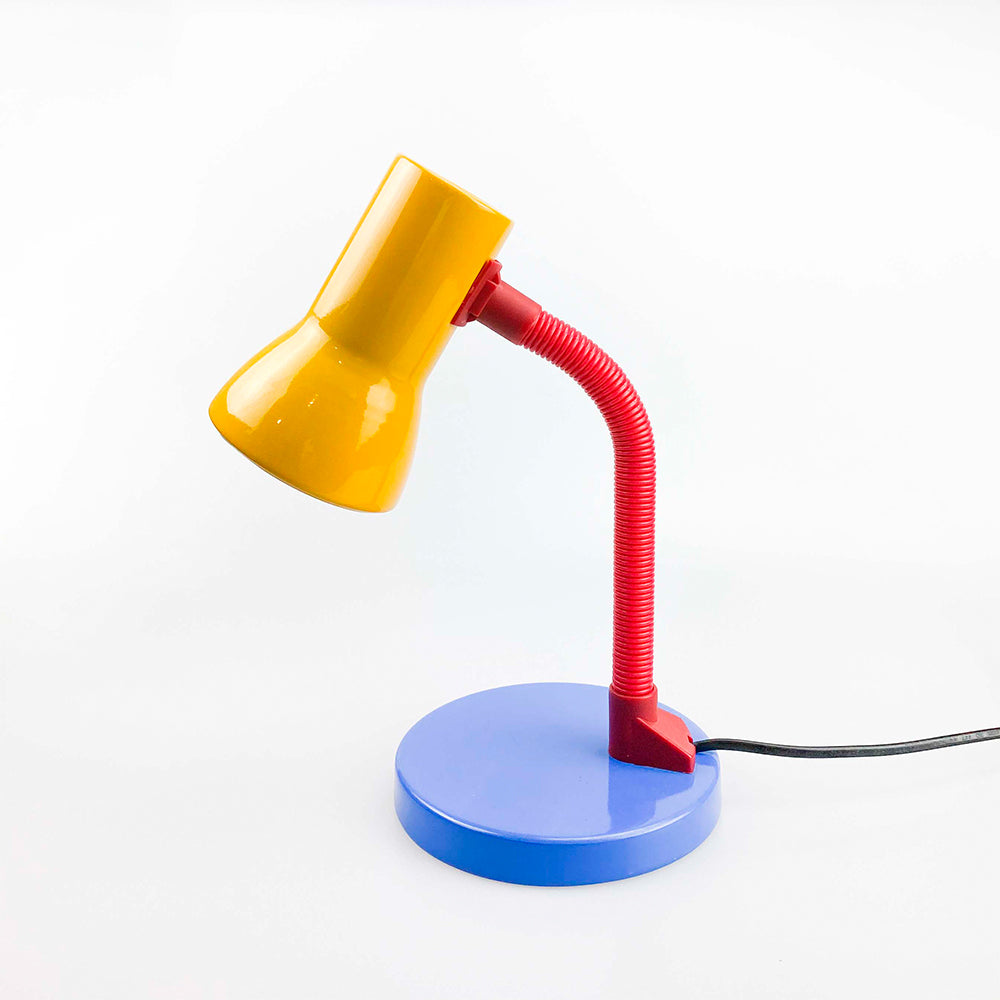Brilliant desk lamp in primary – falsotecho