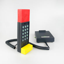 Laden Sie das Bild in den Galerie-Viewer, Teléfono Enorme diseño de Ettore Sottsass para Brondi, 1986.