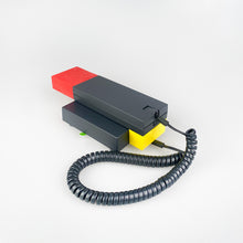 Laden Sie das Bild in den Galerie-Viewer, Teléfono Enorme diseño de Ettore Sottsass para Brondi, 1986.