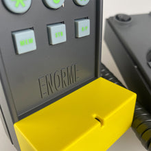 Laden Sie das Bild in den Galerie-Viewer, Teléfono Enorme diseño de Ettore Sottsass para Brondi, 1986.