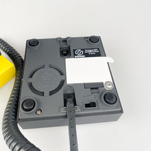 Laden Sie das Bild in den Galerie-Viewer, Teléfono Enorme diseño de Ettore Sottsass para Brondi, 1986.