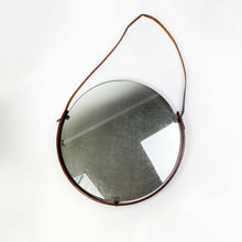 画像をギャラリービューアに読み込む, Espejo con marco de madera y cuero, 1950's