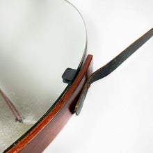 画像をギャラリービューアに読み込む, Espejo con marco de madera y cuero, 1950's