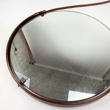 画像をギャラリービューアに読み込む, Espejo con marco de madera y cuero, 1950's