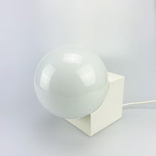 Load image into Gallery viewer, Lámpara de mesa Mazda, modelo Fee Kubo, 1980s - falsotecho