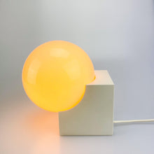 Load image into Gallery viewer, Lámpara de mesa Mazda, modelo Fee Kubo, 1980s - falsotecho