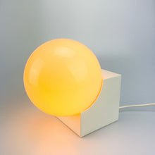 Load image into Gallery viewer, Lámpara de mesa Mazda, modelo Fee Kubo, 1980s - falsotecho