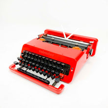 Cargar imagen en el visor de la galería, Máquina de Escribir Olivetti Valentine, Ettore Sottsass en 1969.