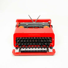 Cargar imagen en el visor de la galería, Máquina de Escribir Olivetti Valentine, Ettore Sottsass en 1969.