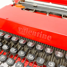 Cargar imagen en el visor de la galería, Máquina de Escribir Olivetti Valentine, Ettore Sottsass en 1969.
