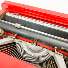 Cargar imagen en el visor de la galería, Máquina de Escribir Olivetti Valentine, Ettore Sottsass en 1969.