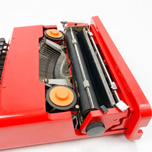 Cargar imagen en el visor de la galería, Máquina de Escribir Olivetti Valentine, Ettore Sottsass en 1969.