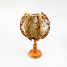 Cargar imagen en el visor de la galería, Lámpara de sobremesa de madera y rafia, 1970's