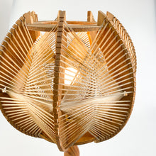 Cargar imagen en el visor de la galería, Lámpara de sobremesa de madera y rafia, 1970's