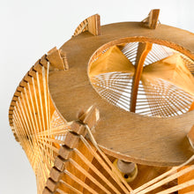 Cargar imagen en el visor de la galería, Lámpara de sobremesa de madera y rafia, 1970's