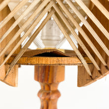 Cargar imagen en el visor de la galería, Lámpara de sobremesa de madera y rafia, 1970's