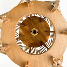 Cargar imagen en el visor de la galería, Lámpara de sobremesa de madera y rafia, 1970's