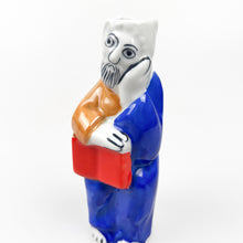 Cargar imagen en el visor de la galería, Botella de Apostol de porcelana Castro
