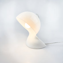 Laden Sie das Bild in den Galerie-Viewer, Dalú Tischleuchte, entworfen von Vico Magistretti für Artemide. 
