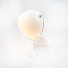 Laden Sie das Bild in den Galerie-Viewer, Dalú Tischleuchte, entworfen von Vico Magistretti für Artemide. 
