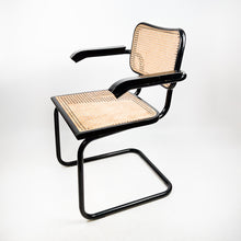 이미지를 갤러리 뷰어에 로드 , 1928년 Marcel Breuer가 디자인한 B64 또는 Cesca 의자.
