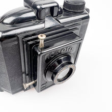 Load image into Gallery viewer, Capta Bakelite Camera.
