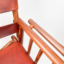 Laden Sie das Bild in den Galerie-Viewer, Sillón plegable de cuero y madera fabricado en Costa Rica, 1970&#39;s
