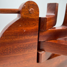 Laden Sie das Bild in den Galerie-Viewer, Candelabro de madera escandinavo, 1970's
