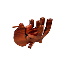Laden Sie das Bild in den Galerie-Viewer, Candelabro de madera escandinavo, 1970's
