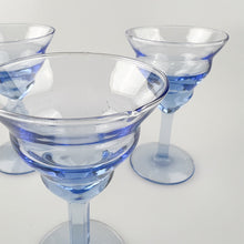 Charger l&#39;image dans la galerie, Trois verres en cristal bleu, années 1980
