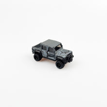 Cargar imagen en el visor de la galería, Hot Wheels ’15 Land Rover Defender Double Cab, FJV45 2017 Malasia (Sin remaches)
