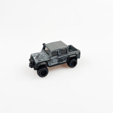 Cargar imagen en el visor de la galería, Hot Wheels ’15 Land Rover Defender Double Cab, FJV45 2017 Malasia (Sin remaches)
