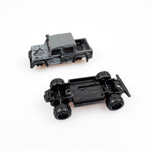 Cargar imagen en el visor de la galería, Hot Wheels ’15 Land Rover Defender Double Cab, FJV45 2017 Malasia (Sin remaches)
